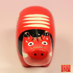 出産祝いの贈り物：赤べこの置物2